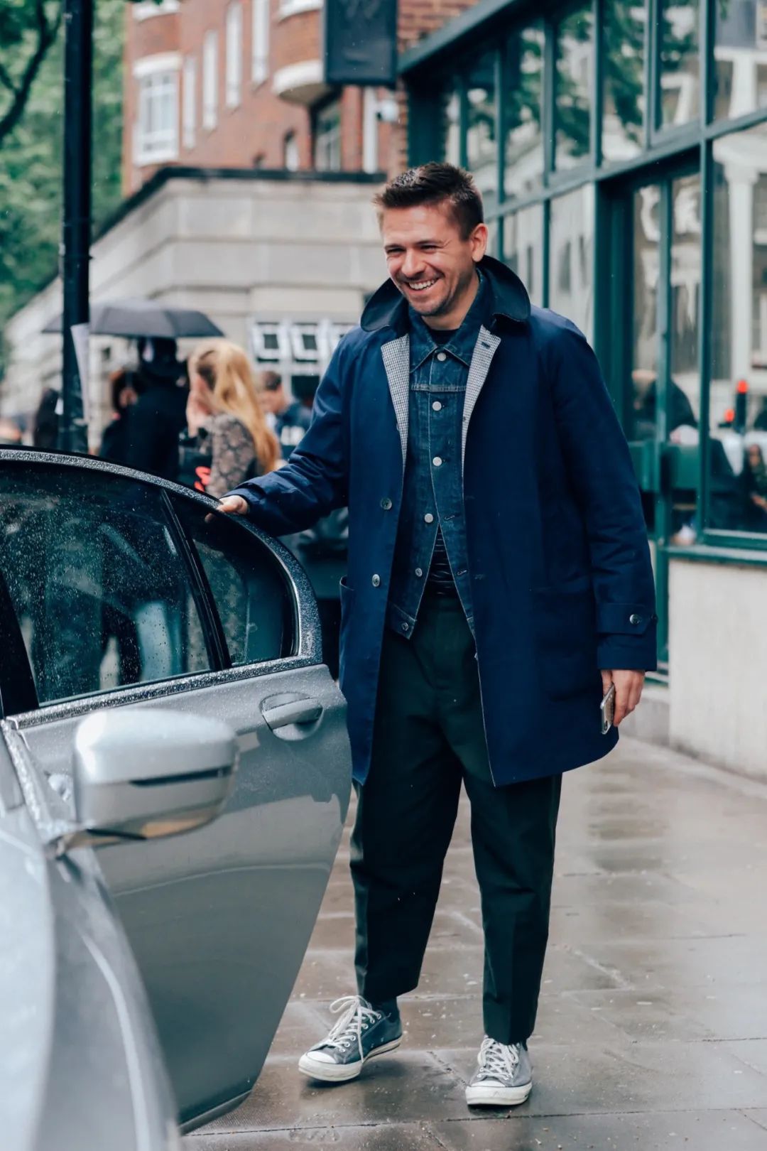 牛仔夹克配短装秋天这样搭更时髦,牛仔夹克穿宽松好吗