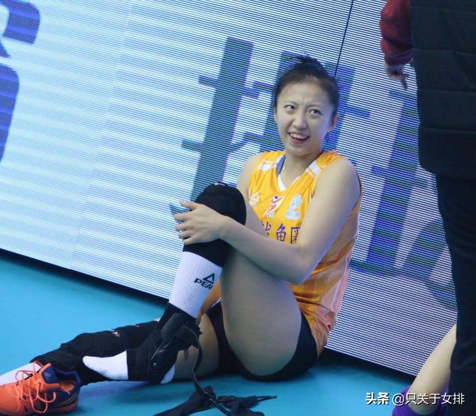 女排颜妮拦网拦到对手怀疑人生,女排护踝