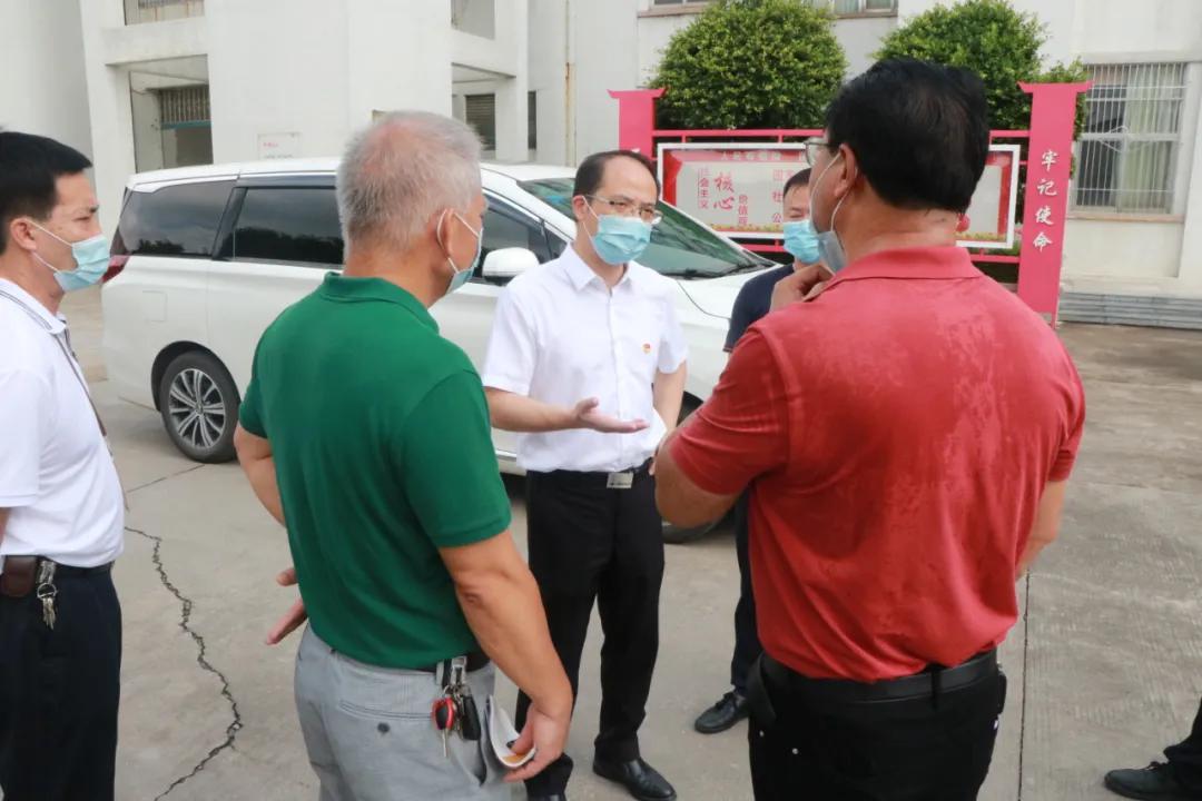 李飞带队检查秋季开学及疫情防控有关工作