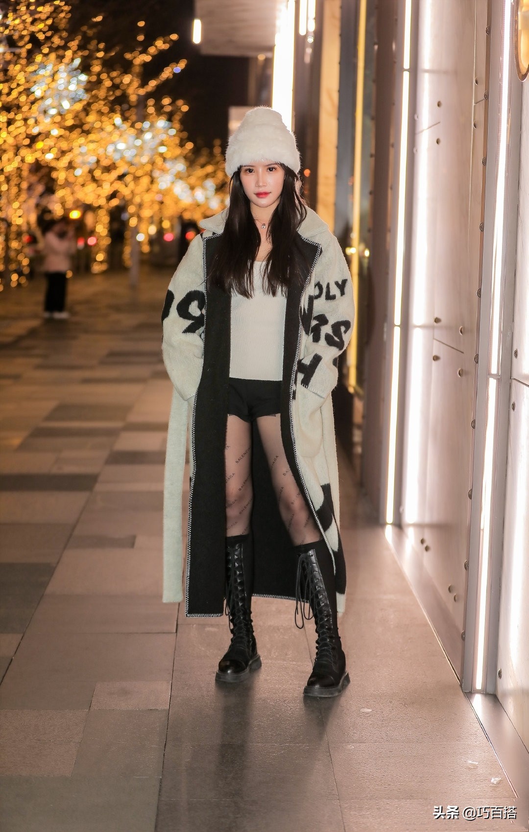 春天出门没裤子穿怎么办？别着急，巴黎世家印花黑丝拯救你