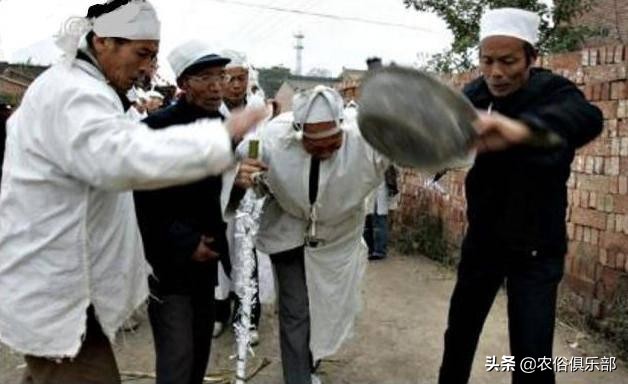 农村出殡为什么要杀一只鸡,下葬杀公鸡有什么忌讳