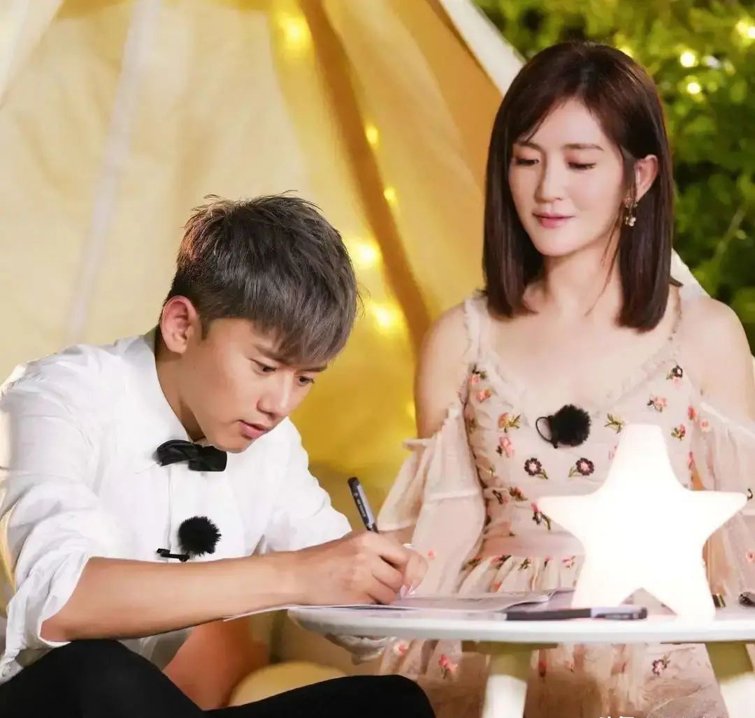 谢娜产后首次与张杰秀恩爱的视频,谢娜和张杰的二胎宝贝现在的状况