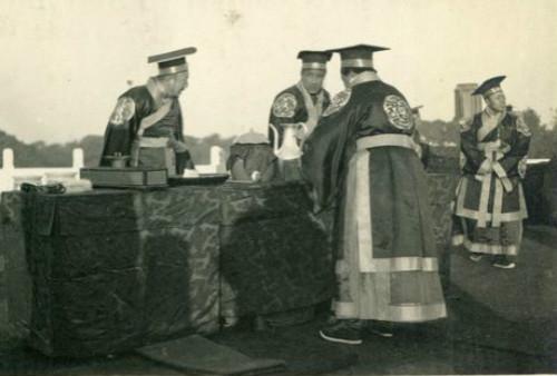 世凯率百官到孔庙祭孔到天坛祭天