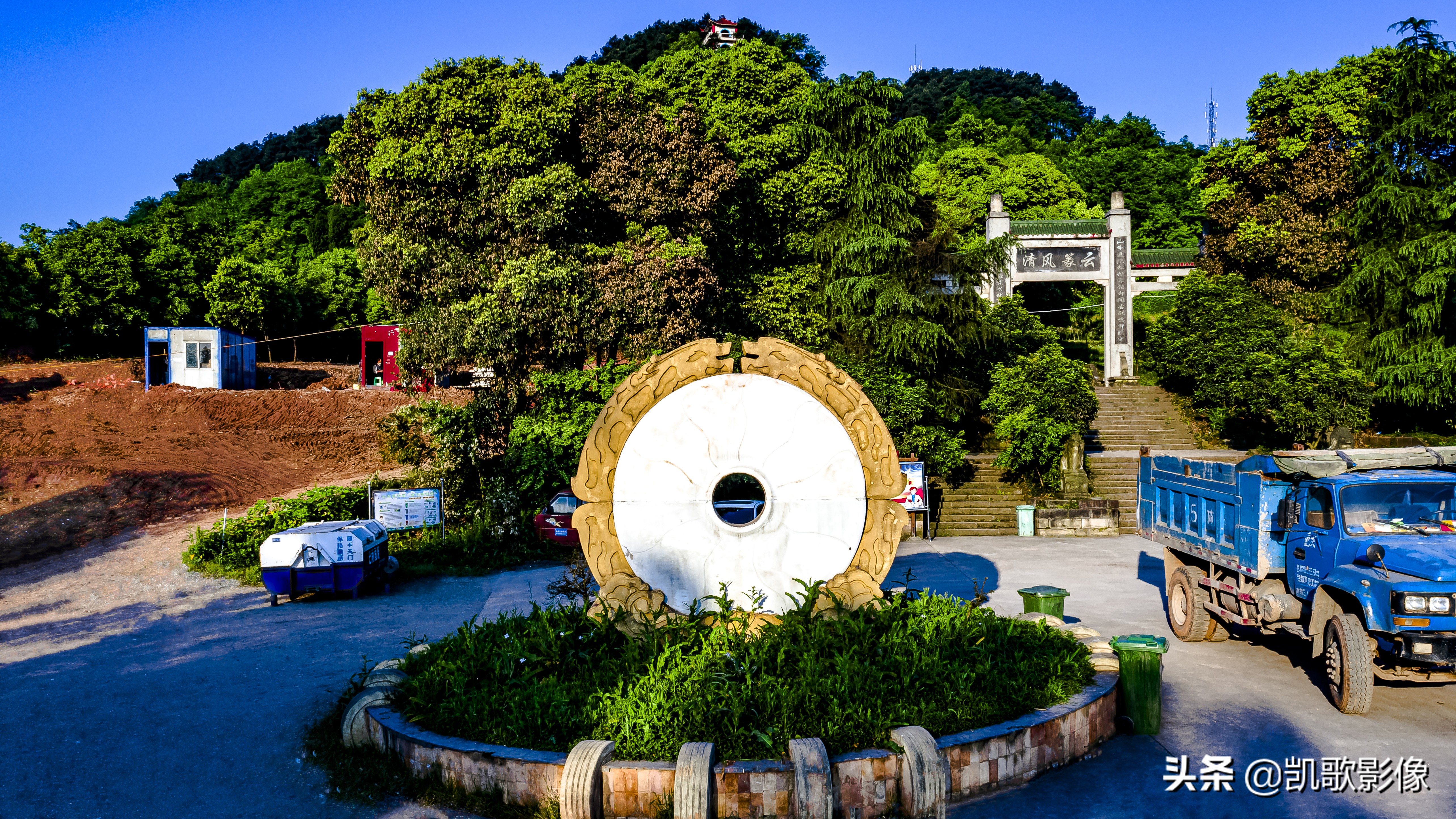 云篆风清.天然雕饰.巍巍云篆山涛涛长江水流传千年古巴渝风光静美