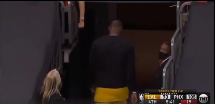 湖人惨败掘金后遭媒体严厉批评,湖人输球后詹姆斯埋怨队友