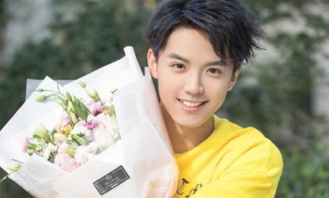 他18岁公开恋情，20岁订婚，22岁结婚，竟然只为留她在身边！