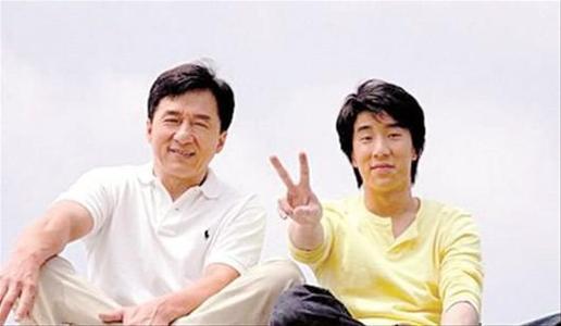 父亲是巨星，母亲是影后，却因吸毒入狱，将一手好牌打烂