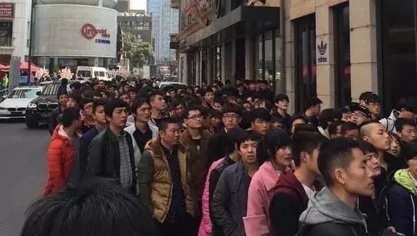 这双丑鞋一年狂赚40亿,这双“丑”鞋一年赚40亿