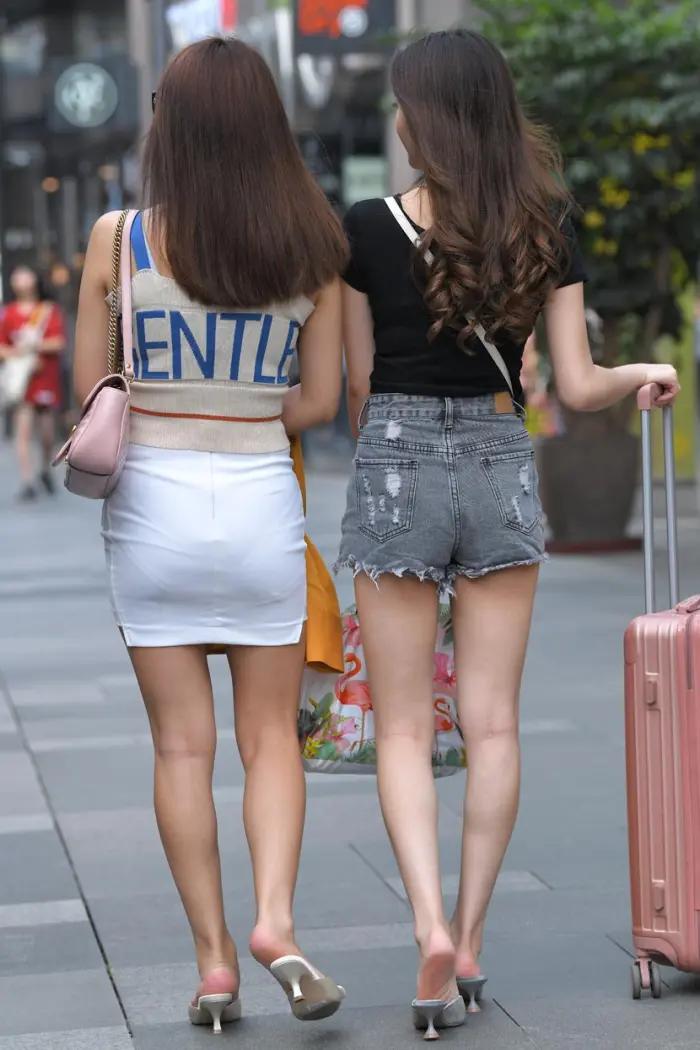 街拍阔腿牛仔裤搭配图片,街拍牛仔短裤穿搭女