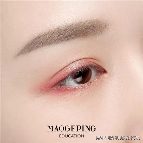 红色眼妆怎么画显大又干净,红色眼妆不画眼线