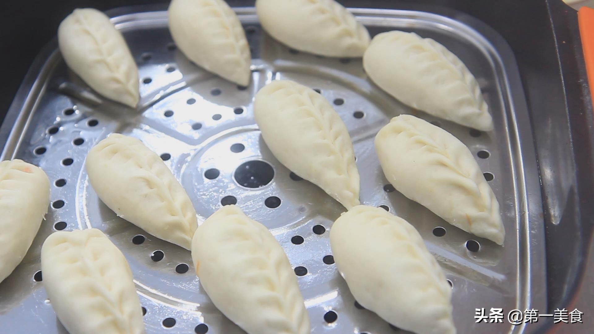 面点师麦穗水饺的包法,麦穗包子的捏法慢动作视频