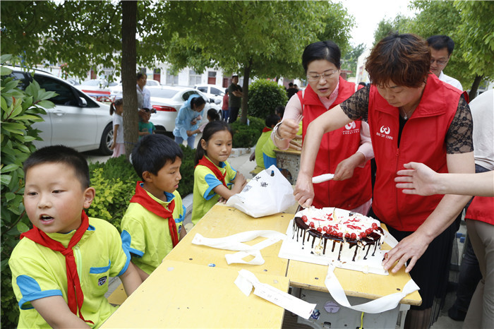 六一儿童节献爱心慰问活动,关爱困境儿童六一慰问暖童心