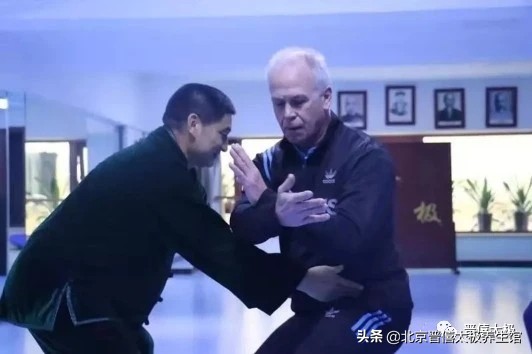 俯身拱腰松督脉,正确的松腰骨姿势