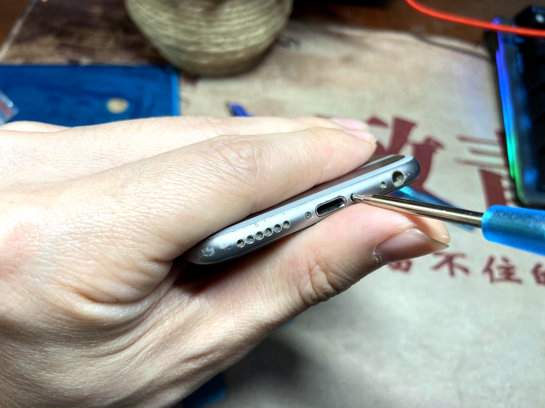 今天给2年717次电池循环次数的苹果6s动了个手术,纯干货多细节)