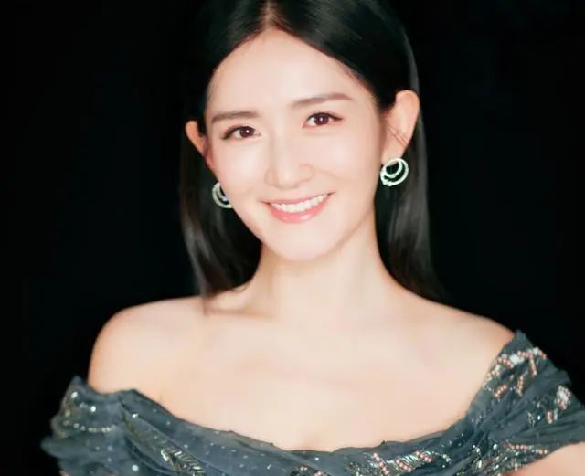 直播时孕吐、小腹臃肿不敢玩游戏、突然取消工作，谢娜真怀孕了？