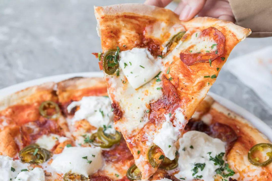 一挤就爆奶的超薄0.1pizza，被外国朋友吹上天
