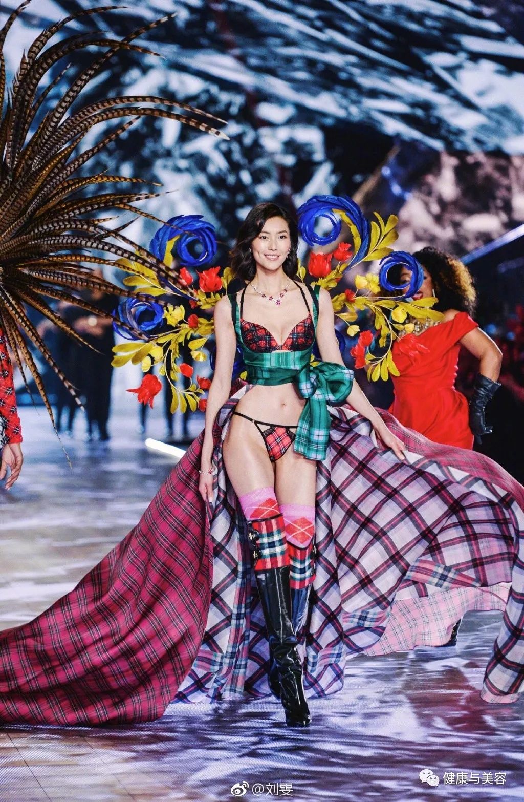 何穗奚梦瑶维密走秀图片,维密超模的身材