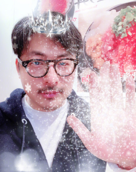 45岁就满头白发，李湘晒圣诞合照王岳伦满脸胡渣，白发多得认不出