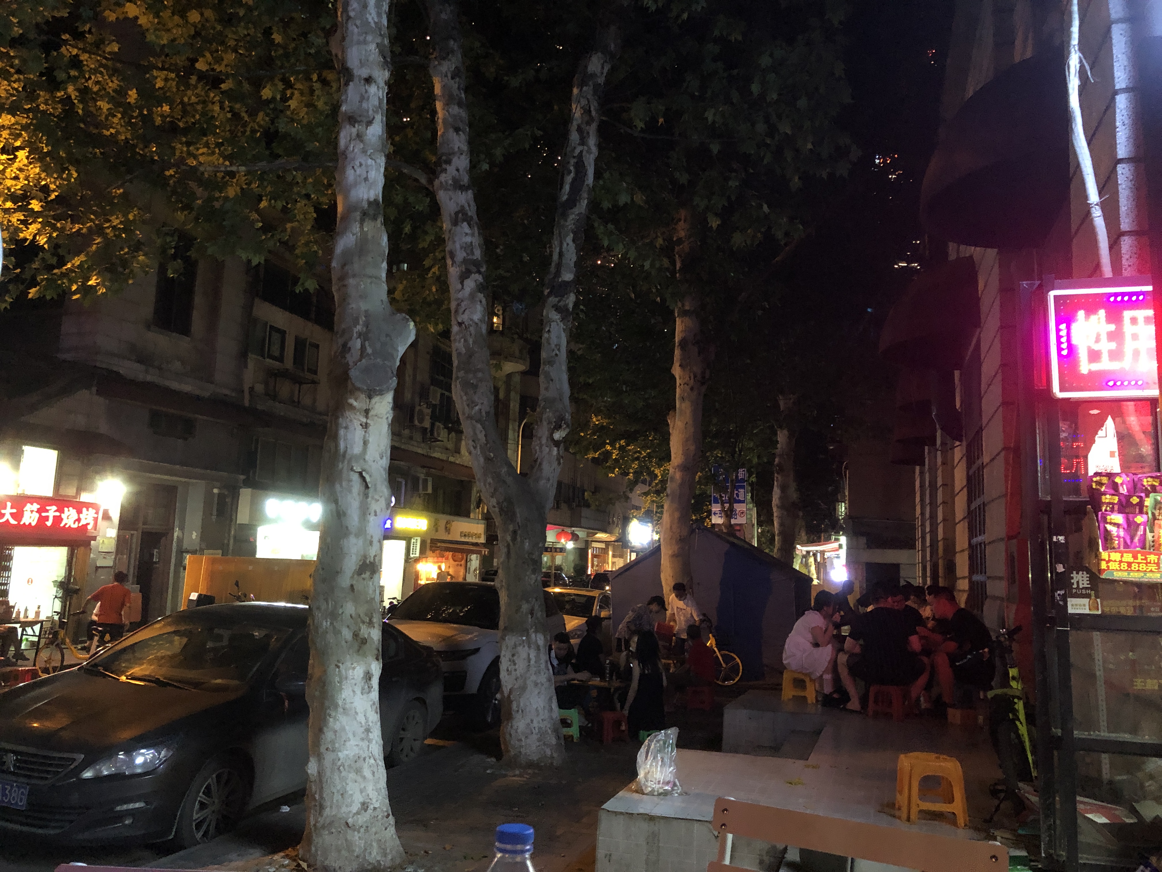 寻味武汉：天使与魔鬼的集合，洞庭街有家火爆的网红咖啡酒吧