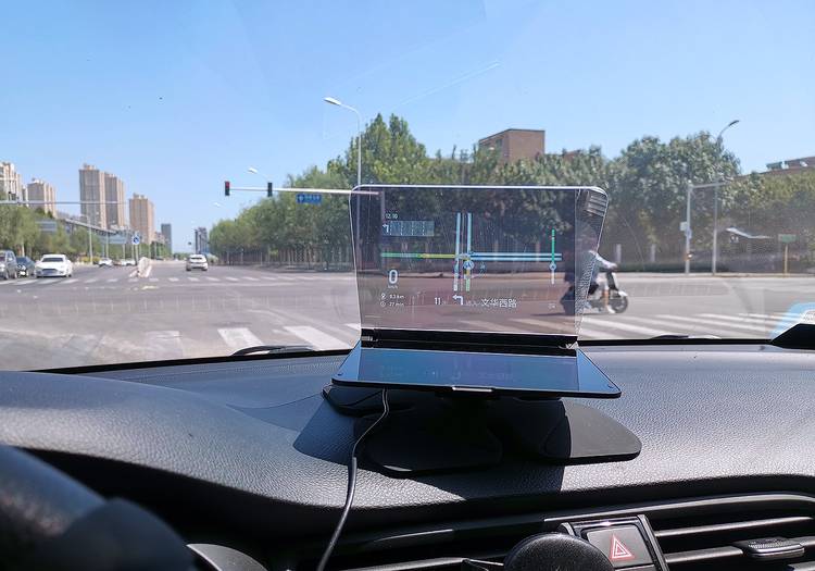 百路达HUD：听歌追剧看小猪佩奇？这才是车载导航的正确打开方式