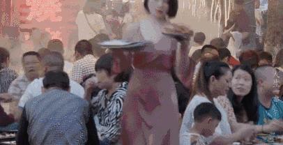 凌晨三点就开始摆摊,大部分人的晚上还在摆摊