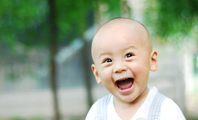 沙溢安吉懂事片段,沙溢和安吉看电视让安吉倒水