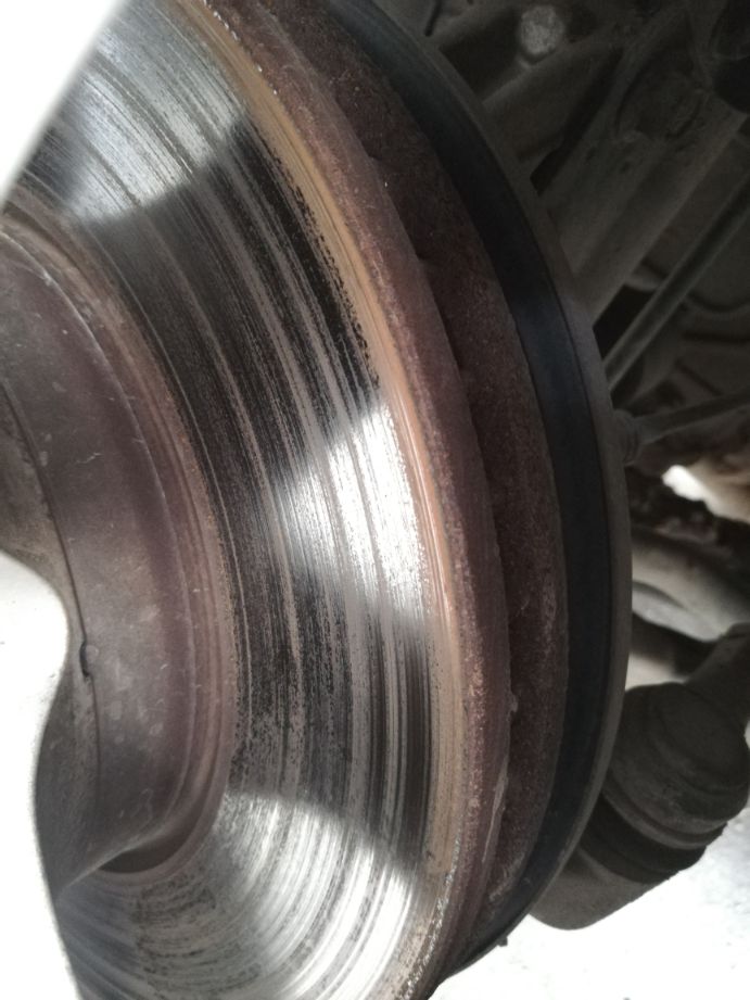 刹车盘有孔和无孔的区别,刹车碟盘是不是孔越多越好