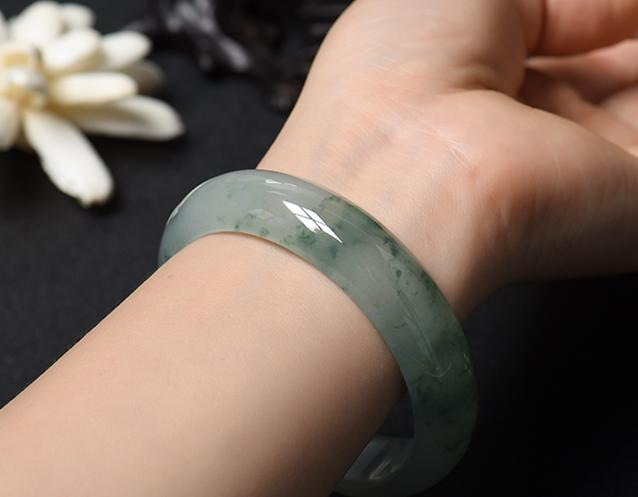 翡翠珠宝清洗每天清洗好吗？翡翠多久清洗一次合适？