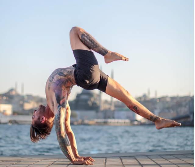 男士瑜伽展示力量,男士练瑜伽帅呆了