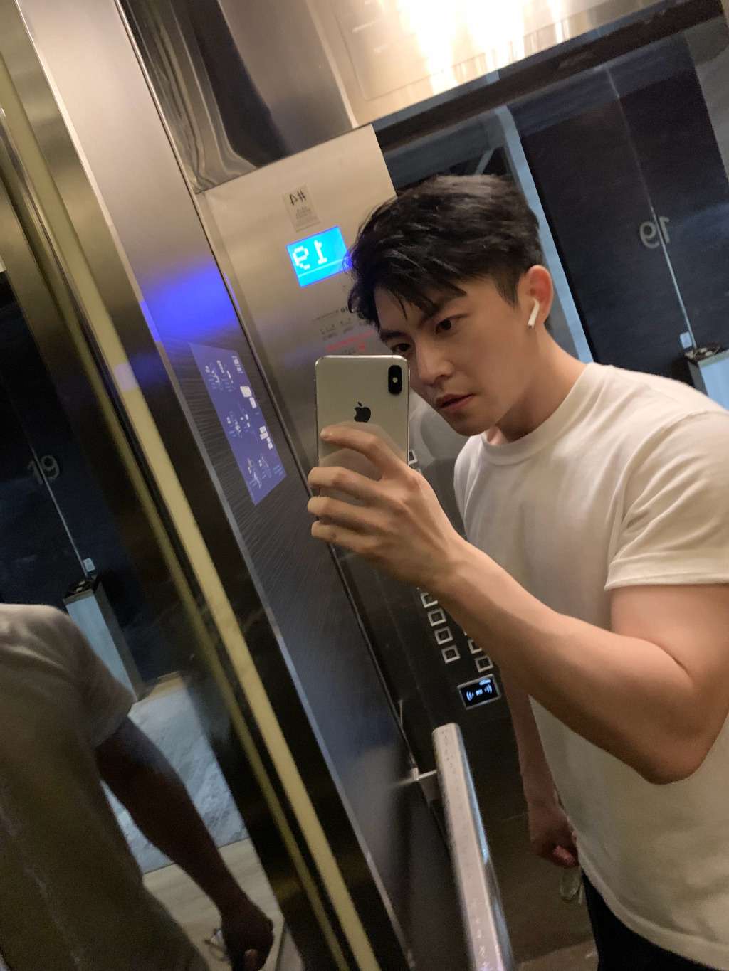 学识加成美得自然真实！温大老师像吴彦祖张震，思政老师撞脸Lisa