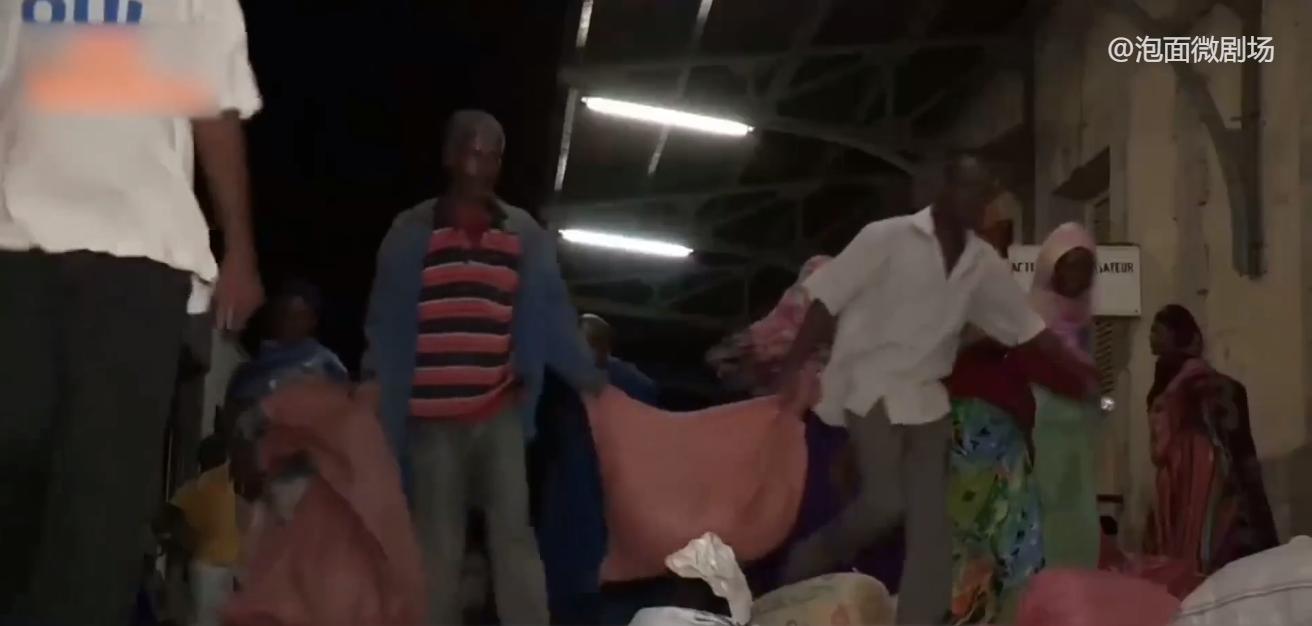 非洲的奇葩铁路：火车照明靠手电筒，不脱轨就是中大奖！纪录片