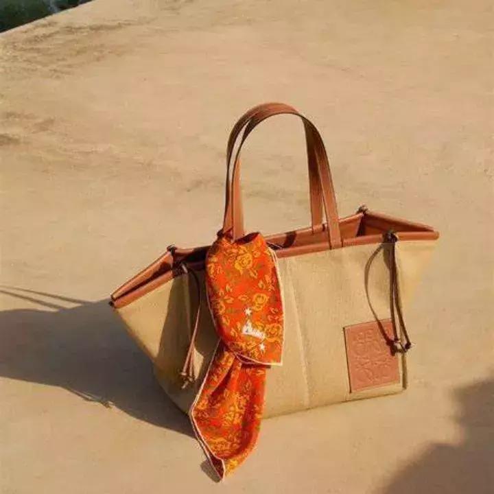 还在执迷于小包？王菲、杨幂早就背上了实用能装的...购物袋？