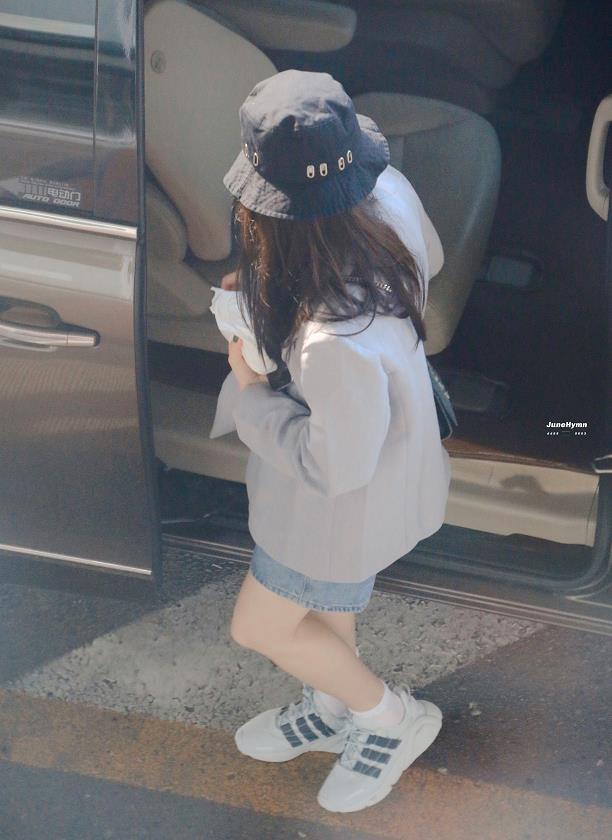 迪丽热巴机场蓝白色棉袄,迪丽热巴机场新风格