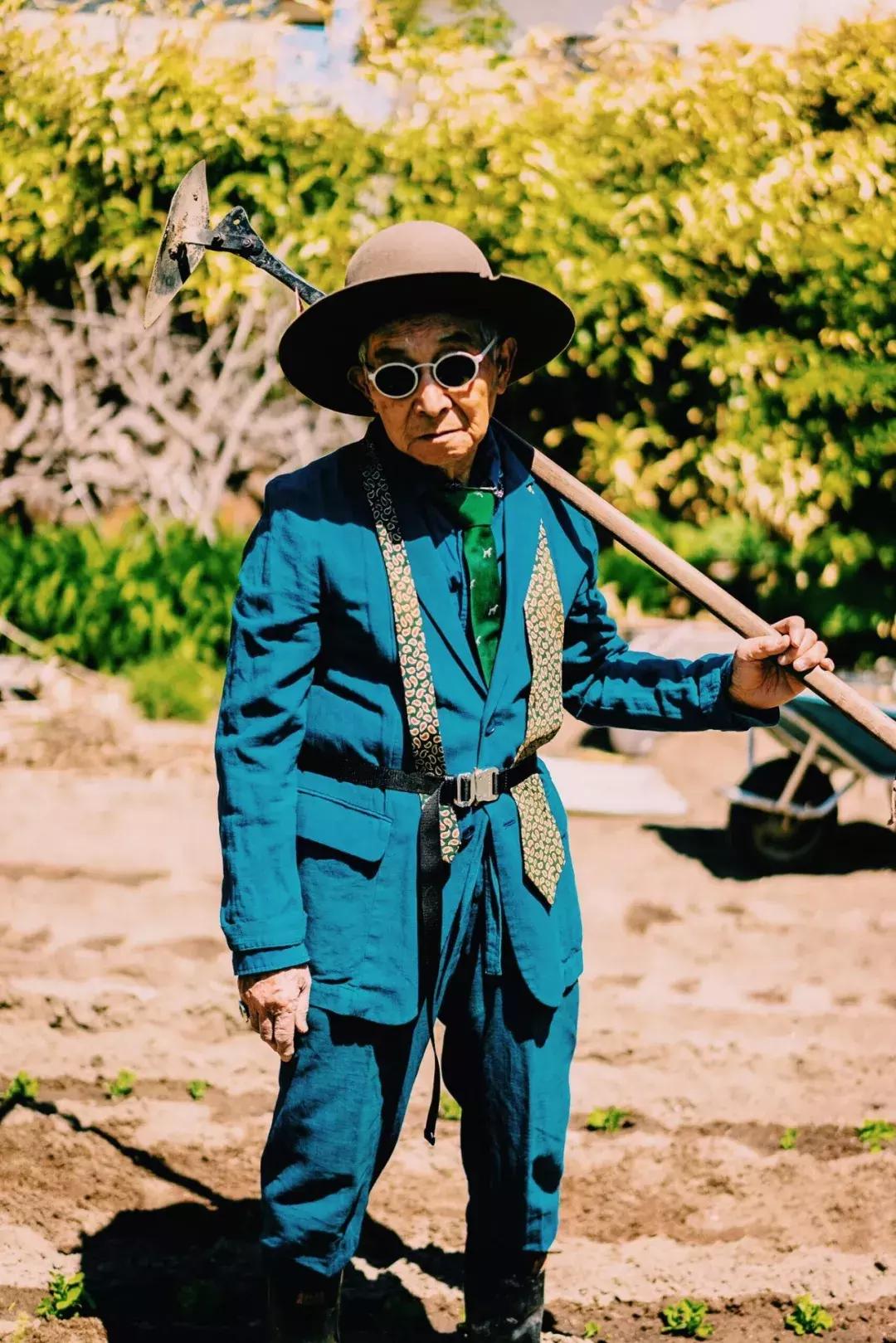 85岁大爷一觉醒来变25岁小伙,大爷变潮男视频