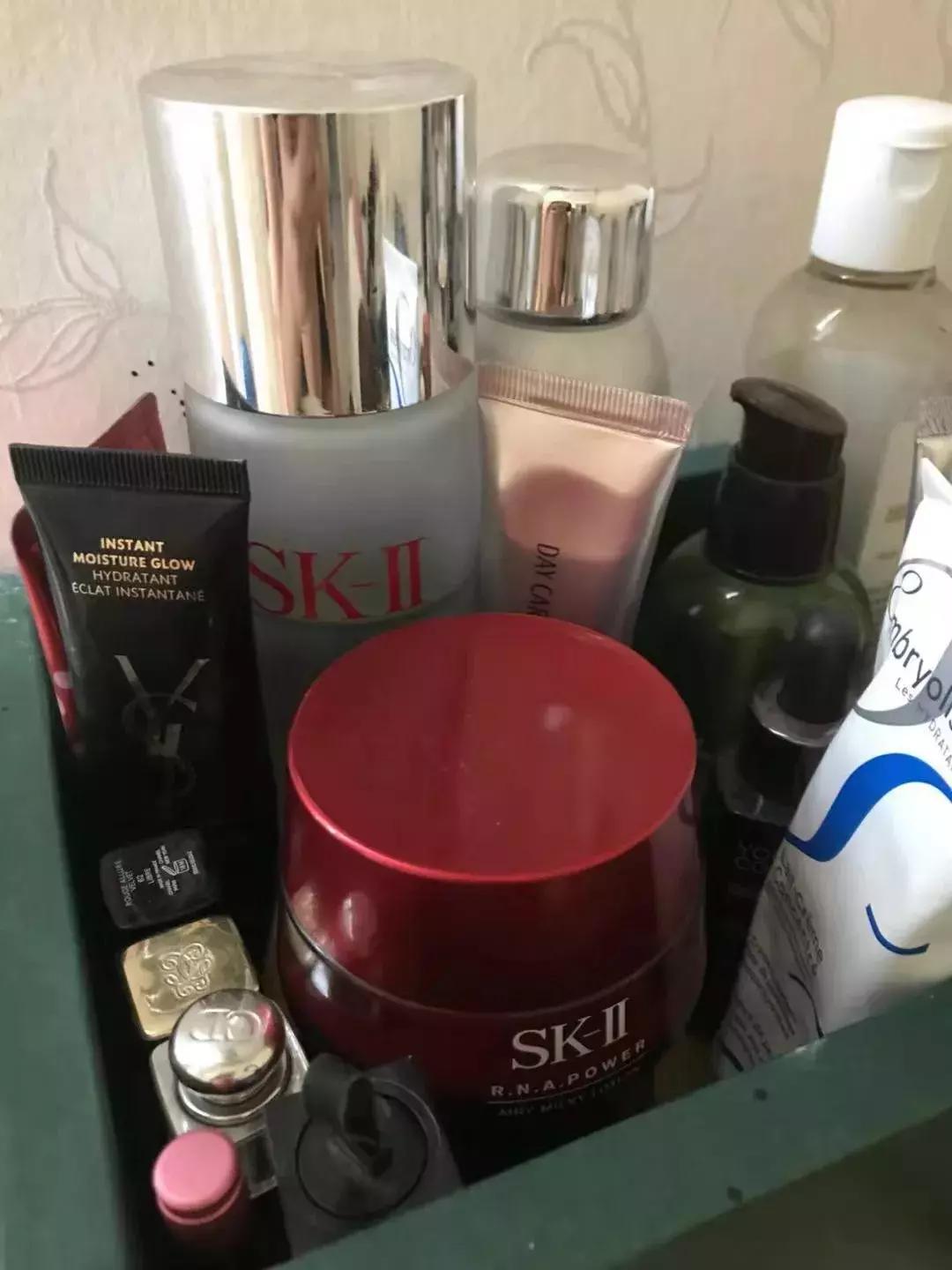 让我看看你的梳妆台吧，护肤品买大瓶+空瓶回购才是真爱