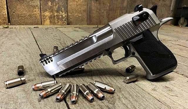 沙漠之鹰用什么手枪,沙漠之鹰手枪实战视频