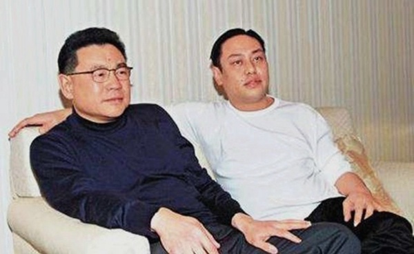 14岁辍学27岁身家过10亿的神童，玩转港圈美人，47岁破产猝死