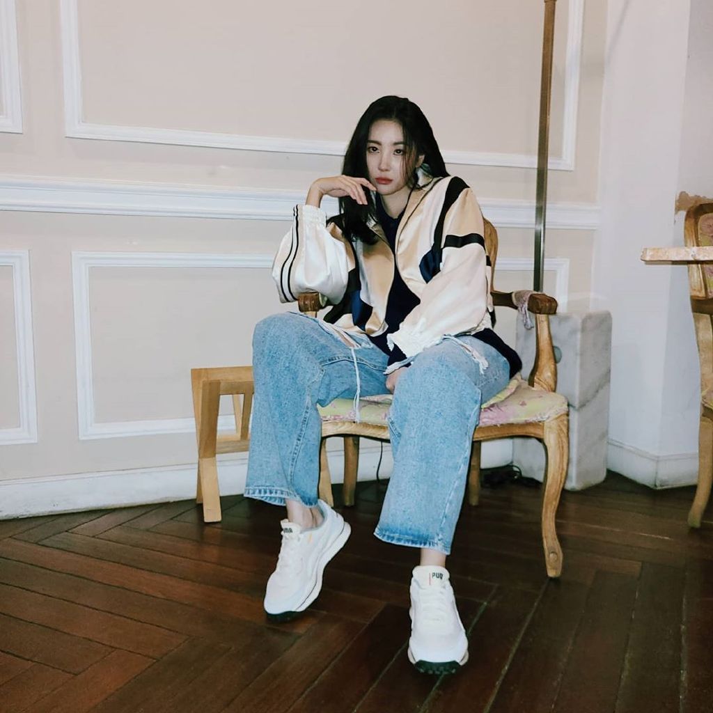 “南韩腿精”李宣美*服私**，白T超短裤加棒球外套，大长腿抢镜