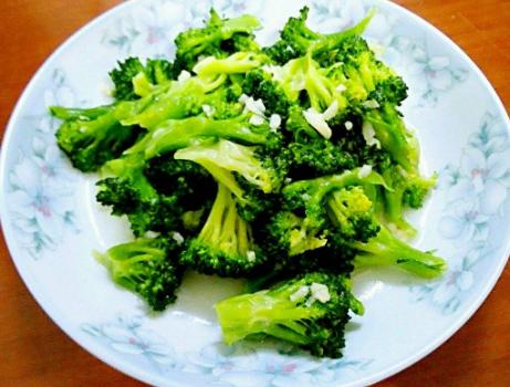 西兰花鸡蛋糕西兰花用焯水吗,西兰花炒肉西兰花是不是要焯水