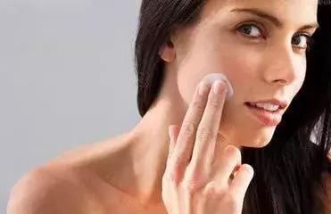 皮肤粗糙毛孔粗大暗黄怎么解决,皮肤干燥毛孔粗大如何改善