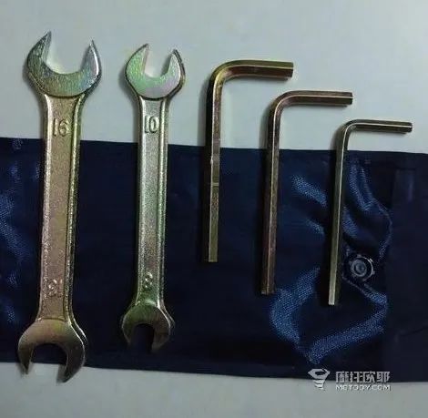 摩托车骑行者随车工具,摩托自带随车工具放哪里的