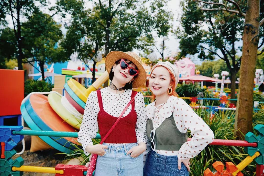 我们在上海迪士尼里玩耍了一天，发现穿的美才能玩的好！