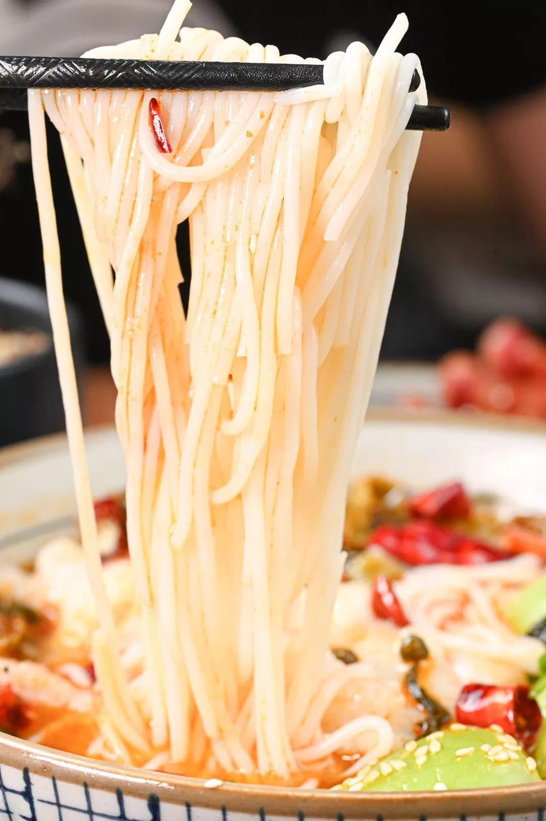 体育西嗦plus版米粉，一年卖出20万碗，fu南人一定都吃过