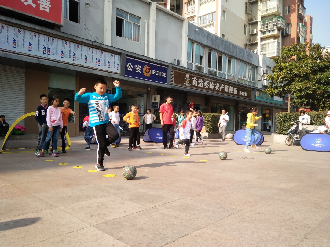 快乐足球绿茵表演,快乐足球放飞梦想