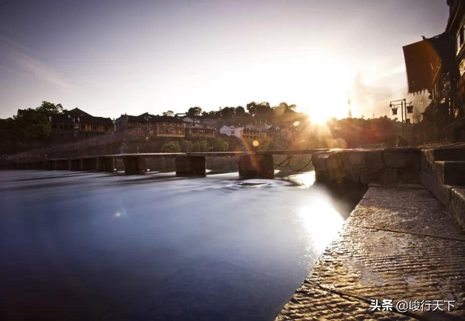 中国最美丽的小城,历经沧桑翘檐如翼的吊脚楼,缓缓流淌的沱江