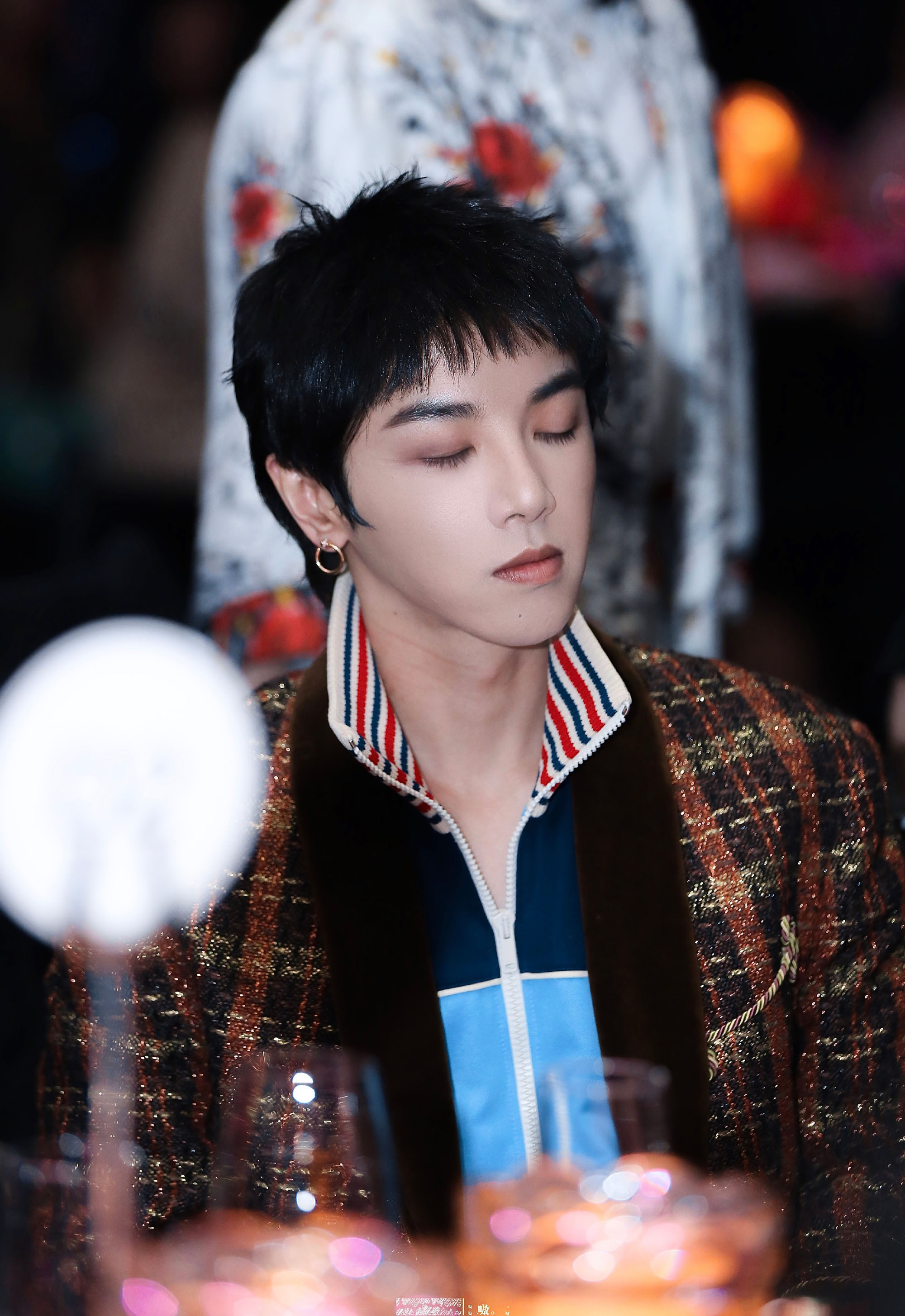 华晨宇同款棒球服搭配,华晨宇黑色西服穿搭图片