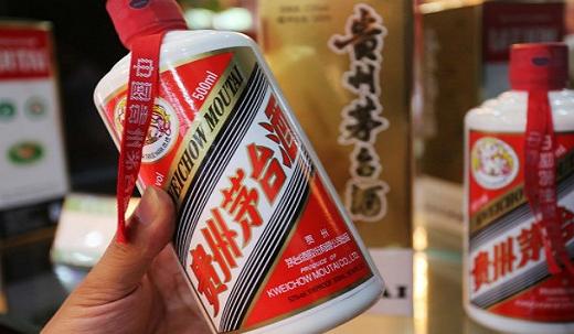 韩国大妈来中国旅游，买2瓶茅台打算结账，导游劝她看看价格