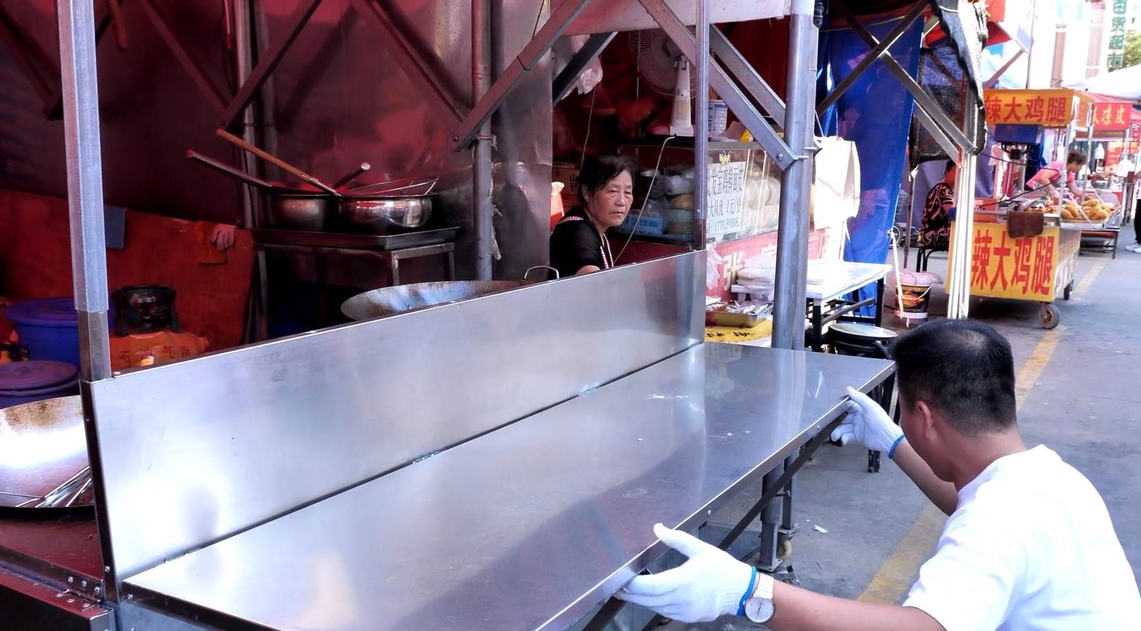 陕西小伙卖炸鸡日卖两万,小伙卖炸鸡每月收入10万元