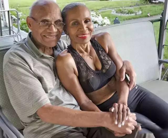 45岁健身身材犹如20岁少女,女子56岁健身如今身材惊艳