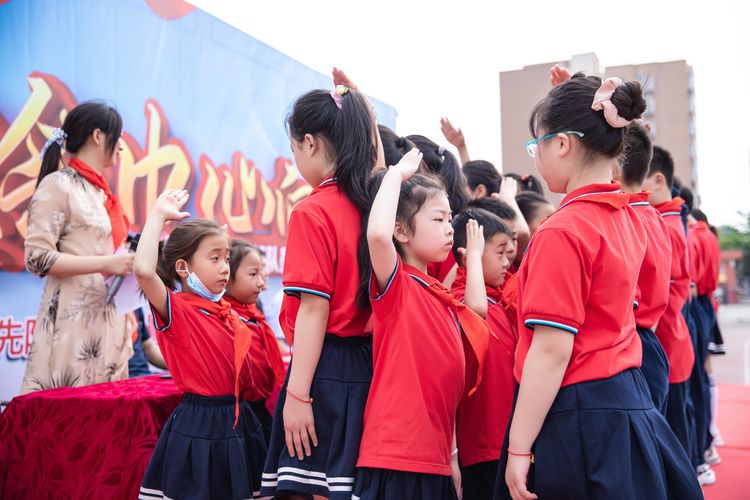 思源实验学校少先队入队仪式,社旗一小少先队入队仪式